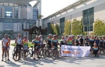Ziel radelnder Friedensaktivisten: Bundeskanzleramt Berlin. Foto: privat