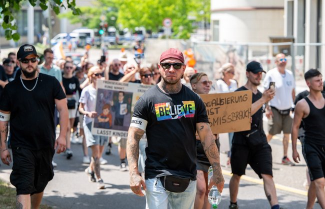 Die rechtsextreme Gruppe "Der Störtrupp" tritt vor allem mit Anti-CSD-Protesten in Erscheinung, hier eine Gegendemo zum CSD Pforzheim im Juni 2025. Foto: Jens Volle
