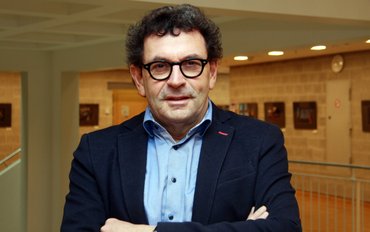 Gastautor Ulrich Bausch vor der Ausstellung in der Volkshochschule. Foto: vhs Reutlingen