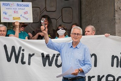 "Man sagt jetzt nicht mehr verarschen, man sagt Software-Update" : Jürgen Klose beim Flashmob vor dem Stuttgarter Rathaus. Foto: Joachim E. Röttgers