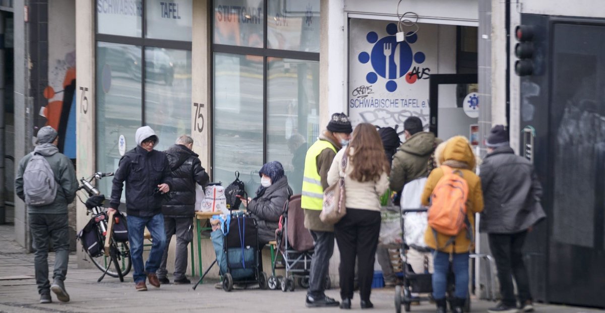 Die Inflation und die Energiepreise fressen das Geld auf, und die Schlangen an den Tafeln werden immer länger. Hier vor der Hauptstätter Straße in Stuttgart. Foto: Joachim E. Röttgers 