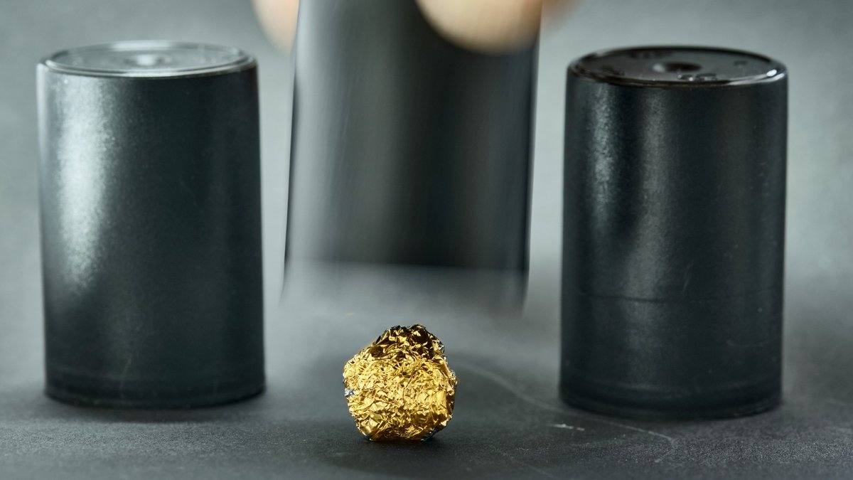 Mit Hütchenspiel-ähnlichen Tricks schützen Superreiche ihr Vermögen vor Besteuerung. Fotos und Montage: Joachim E. Röttgers