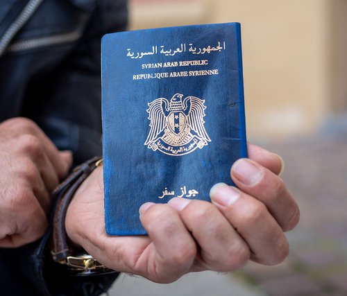 Sein syrischer Pass ist nur zweieinhalb Jahre gültig.