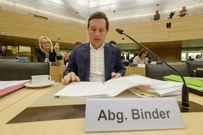 Sascha Binder (SPD) darf dann doch noch seine Fragen stellen.