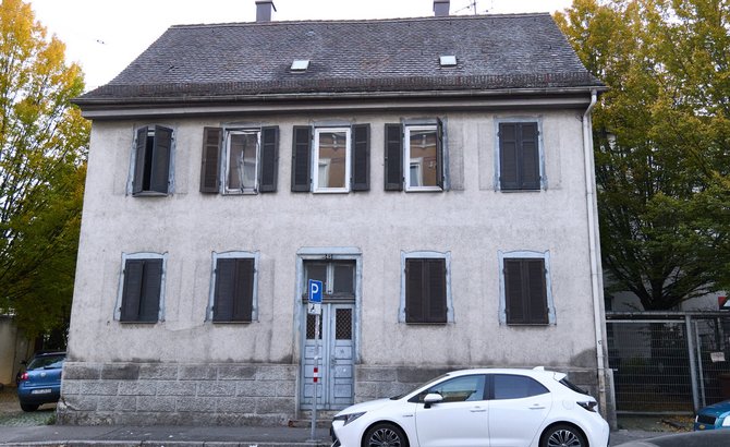 Gegenüber steht ein Wohnhaus leer. Foto: Korbinian Strohhuber Gegenüber steht ein Wohnhaus leer. Foto: Korbinian Strohhuber