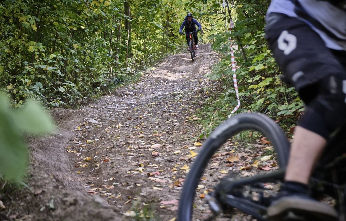 Abstand halten, nicht nur in Corona-Zeiten: Bei dem Extremsport ist Sicherheitsabstand zum Vorausfahrenden wichtig. Abstand halten, nicht nur in Corona-Zeiten: Bei dem Extremsport ist Sicherheitsabstand zum Vorausfahrenden wichtig.