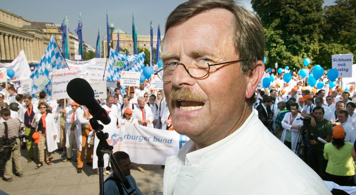 In die Politik will er nicht, auf die Bühnen dieser Welt wohl – 2005 rief Frank Ulrich Montgomery, damals Vorsitzender des Marburger Bunds, in Stuttgart zum Ärztestreik auf. Fotos: Joachim E. Röttgers