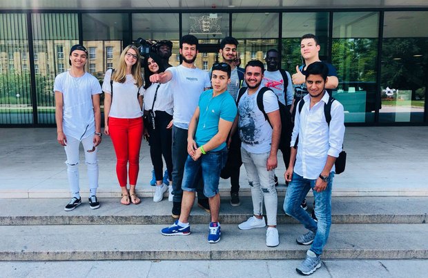 Unsere Projektklasse mit Lehrerin Ann-Katrin Reinl (zweite von links).