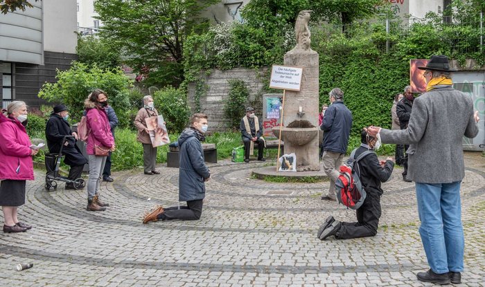 Schon vor einem Jahr knieten Abtreibungsgegner:innen in Stuttgart. Foto: Jens Volle Schon vor einem Jahr knieten Abtreibungsgegner:innen in Stuttgart. Foto: Jens Volle