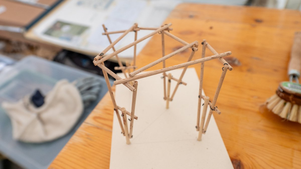 Denn es gibt einen Plan – hier das Modell eines Torbogens, den sie zusammen bauen wollen.