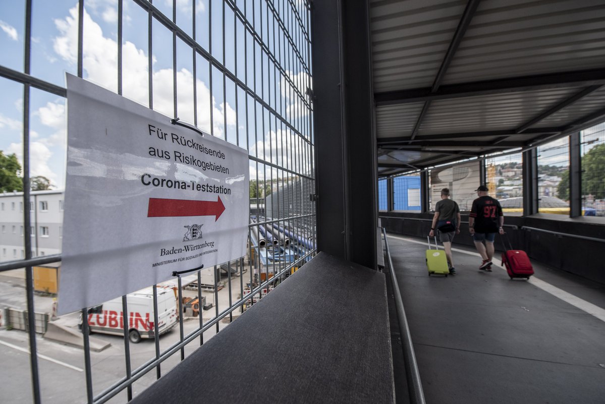 Weg zur neuen Corona-Teststation am Stuttgarter Hauptbahnhof. Foto: Jens Volle