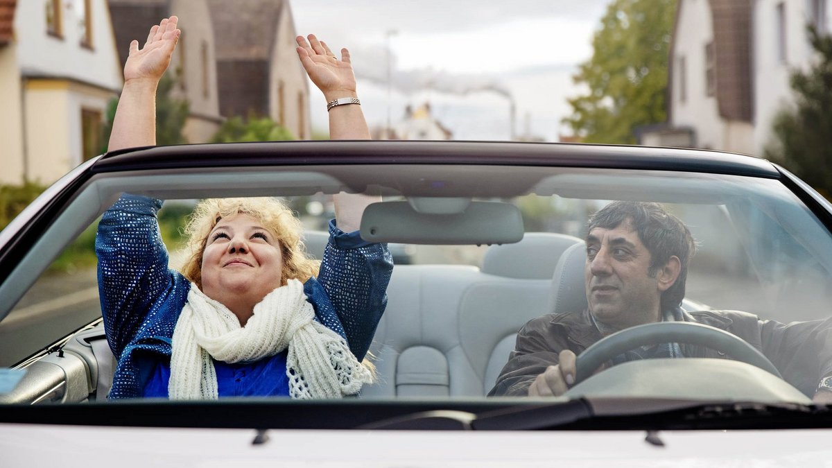 Rabiye Kurnaz (Meltem Kaptan) ist eine starke Frau und sogar ihrem Mann (Nazmi Kirik) nicht immer geheuer. Fotos: Luna Zscharnt, Pandora Film Rabiye Kurnaz (Meltem Kaptan) ist eine starke Frau und sogar ihrem Mann (Nazmi Kirik) nicht immer geheuer. Fotos: Luna Zscharnt, Pandora Film