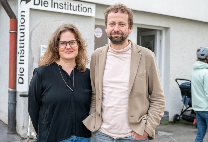 Melanie Mohren und Bernhard Herbordt vor dem Schaudepot. Foto: Jens Volle