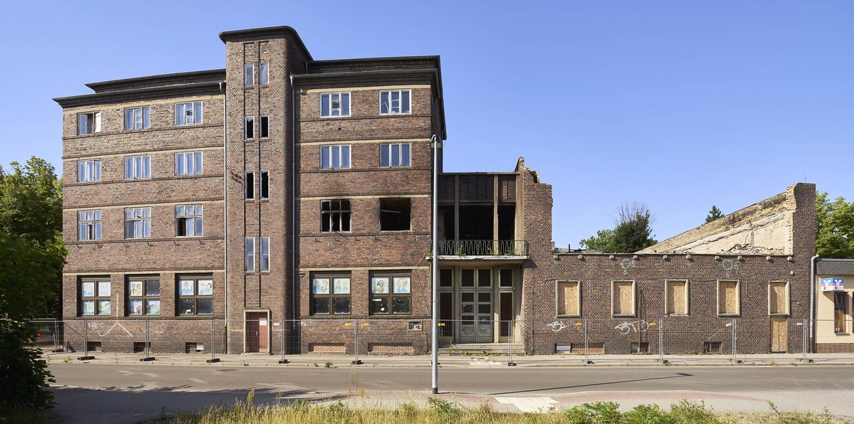 Das Volkshaus von Weißwasser steht seit 2004 leer. 2023 kam es zur Brandstiftung. Foto: Gunter Binsack