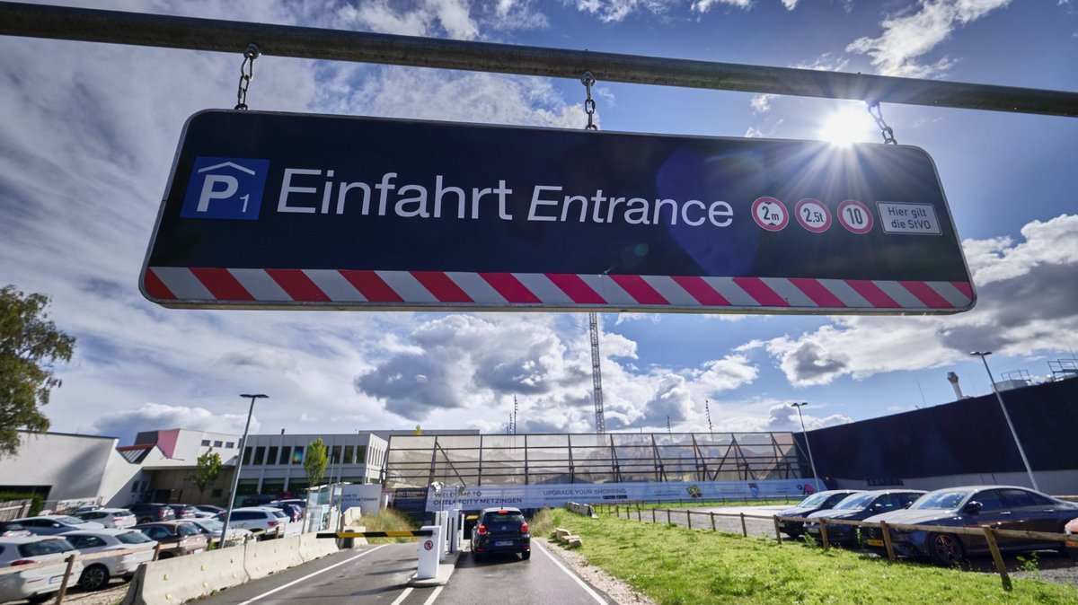 Einfahrt ins Outletcenter.