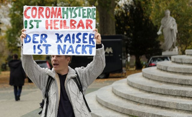 Er weiß, was Sache ist. Bei einer "Querdenker"-Demo in Stuttgart, Herbst 2020.