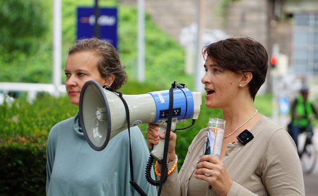 Misha Mayeur (mit Megafon) vor der EnBW-Zentrale in Karlsruhe. Foto: Joe Cantu