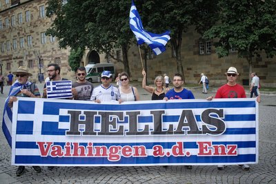 "Schluss mit dem Totsparen", steht auf der kleinen Flagge.