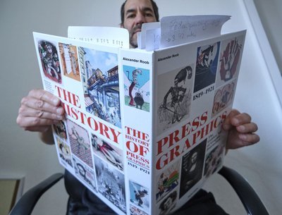 Groß, schwer, gehaltvoll: Buch mit Rezensent. Foto: Joachim E. Röttgers