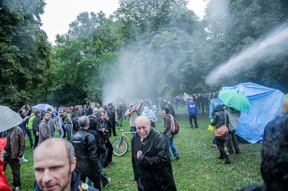 Nass werden dadurch auch viele, die eher am Rande des Geschehens stehen. Foto: Jens Volle