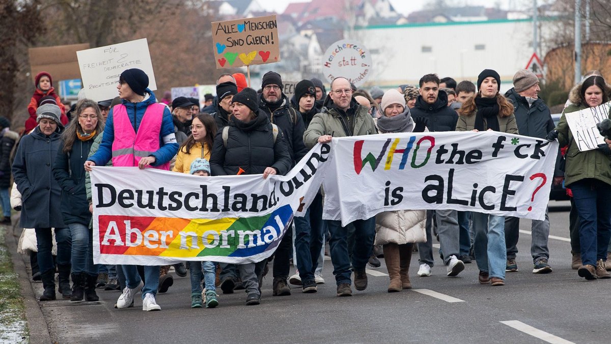 Demozug in die Herrenberger Innenstadt – Alice will hier keine:r kennen. Foto: Wolfgang Schmidt