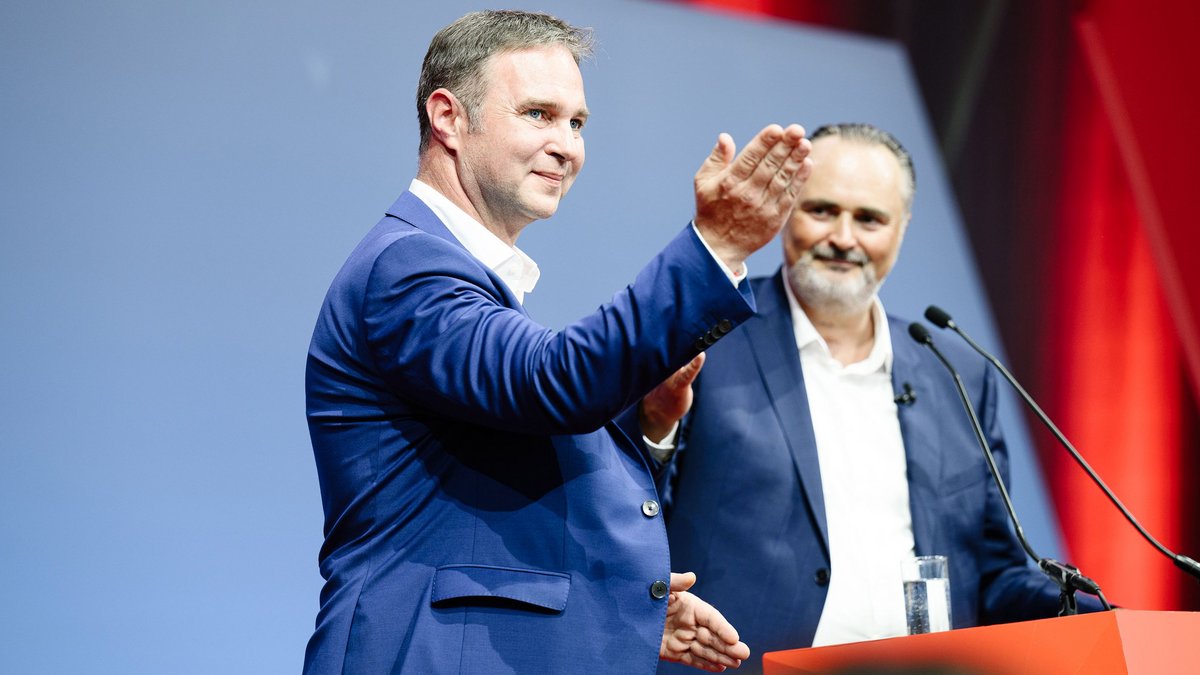 Zu früh gefreut: Hans Peter Doskozil (eher rechts) mit Andreas Babler (links), der nun SPÖ-Chef wird. Foto: SPÖ/David Višnjić, CC BY-SA 2.0, www.flickr.com/photos/sozialdemokratie/52946990407