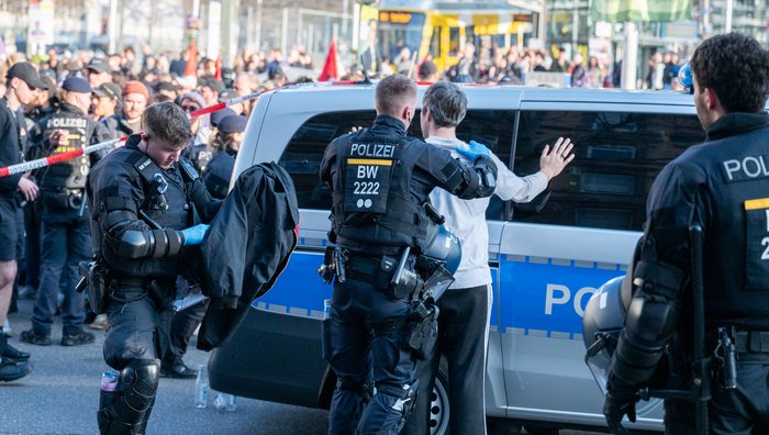 Die Eingekesselten wurden kontrolliert, abgefilmt und schließlich des Platzes verwiesen. 