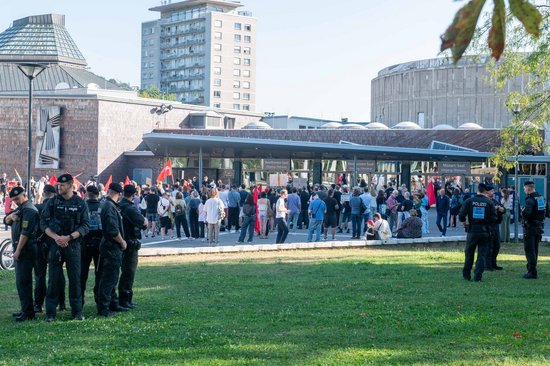Die Demonstrierenden vor der Stuttgarter Liederhalle warten vergeblich auf ihr Demogeld.