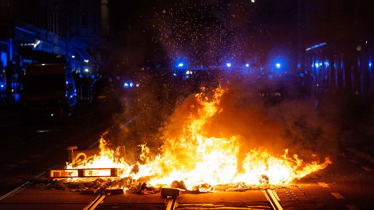 Bei Feuer braucht's Feuerwehrleute. Aber keine geistigen Brandstifter. Foto: Jens Volle