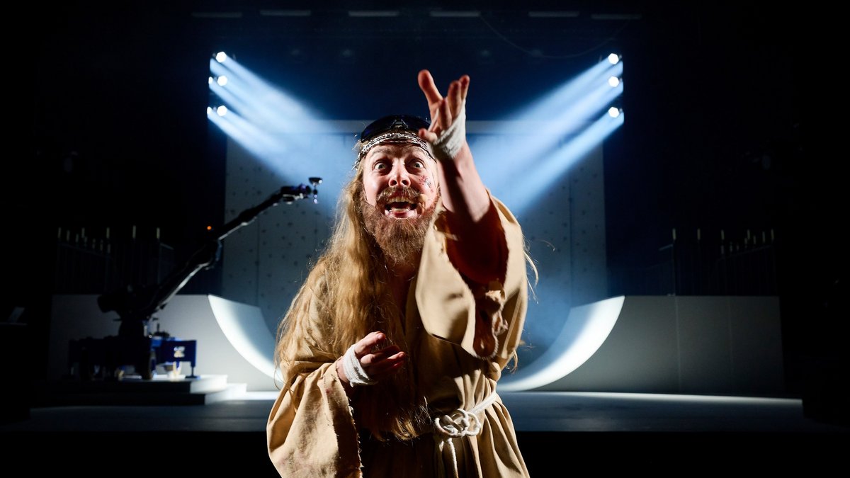 Jesus (Annina Machaz) nimmt den ganzen Sündenfalltrubel nicht ernst. Jesus (Annina Machaz) nimmt den ganzen Sündenfalltrubel nicht ernst.
