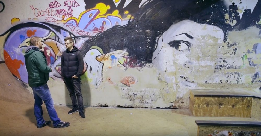 Ratz (l.) im Alternativen Jugendzentrum in Chemnitz, dem CDU und FDP die Förderung streichen wollen. Screenshot YouTube 