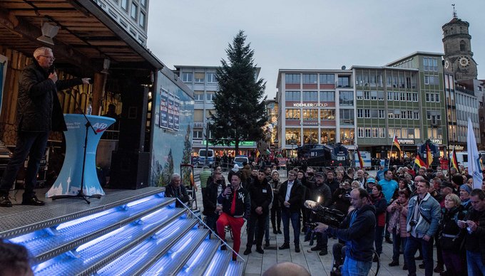 Eine Bühne für Populismus: Emil Sänze, Co-Vorsitzender der AfD Baden-Württemberg, im November 2022 auf dem Stuttgarter Marktplatz. Foto: Jens Volle