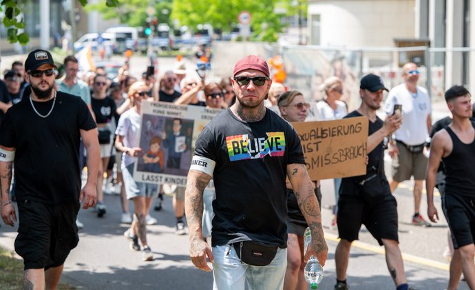 Dino C. im Störtrupp bei der Gegendemo zum CSD Pforzheim, Juni 2025.