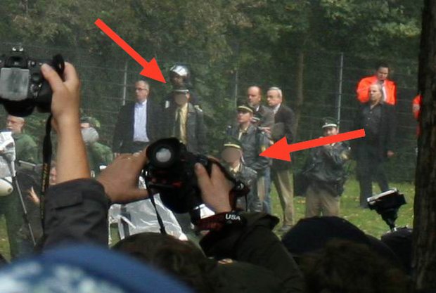 Die beiden Angeklagten Andreas F. (neben Stumpf) und Jürgen von M.-B. Foto: privat