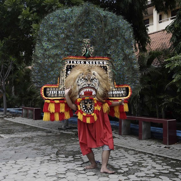 Ponorogo, Indonesien, 2019: Dimas Mahendra (17) beim Training auf dem Schulhof.