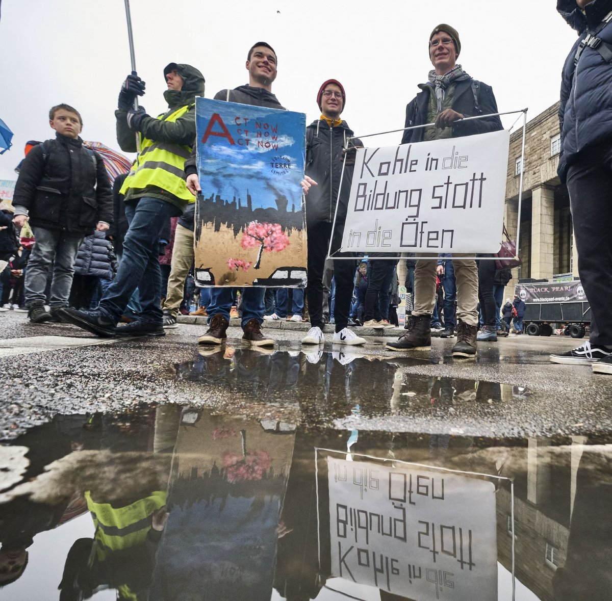 Mehr Fotos von der großen Stuttgarter Klima-Demo mit Klick aufs Bild. Mehr Fotos von der großen Stuttgarter Klima-Demo mit Klick aufs Bild.