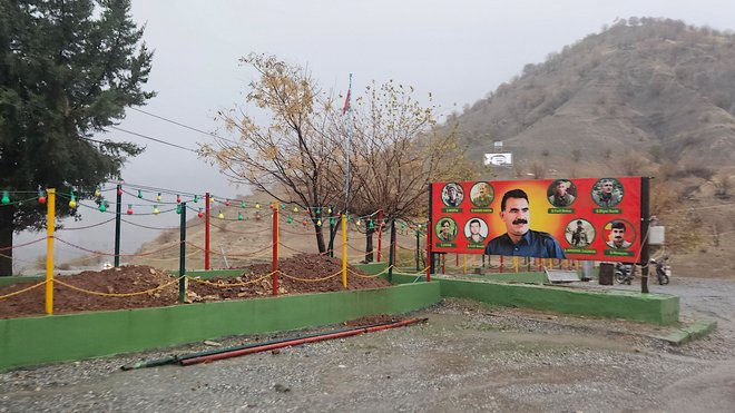Porträt des PKK-Gründers Abdullah Öcalan am Fuß der Kandil-Berge im Nordirak.