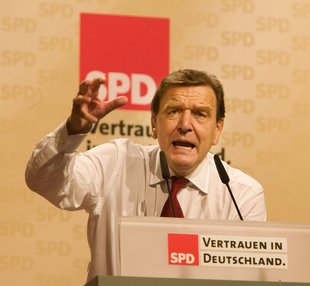 Rief 2000 zum "Aufstand der Anständigen" auf: Gerhard Schröder (SPD, 2005).