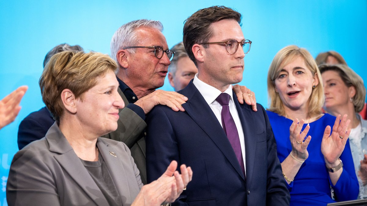 CDU-Spitzenkandidat Manuel Hagel (Bildmitte) hatte sich mehr erhofft. Foto: Julian Rettig