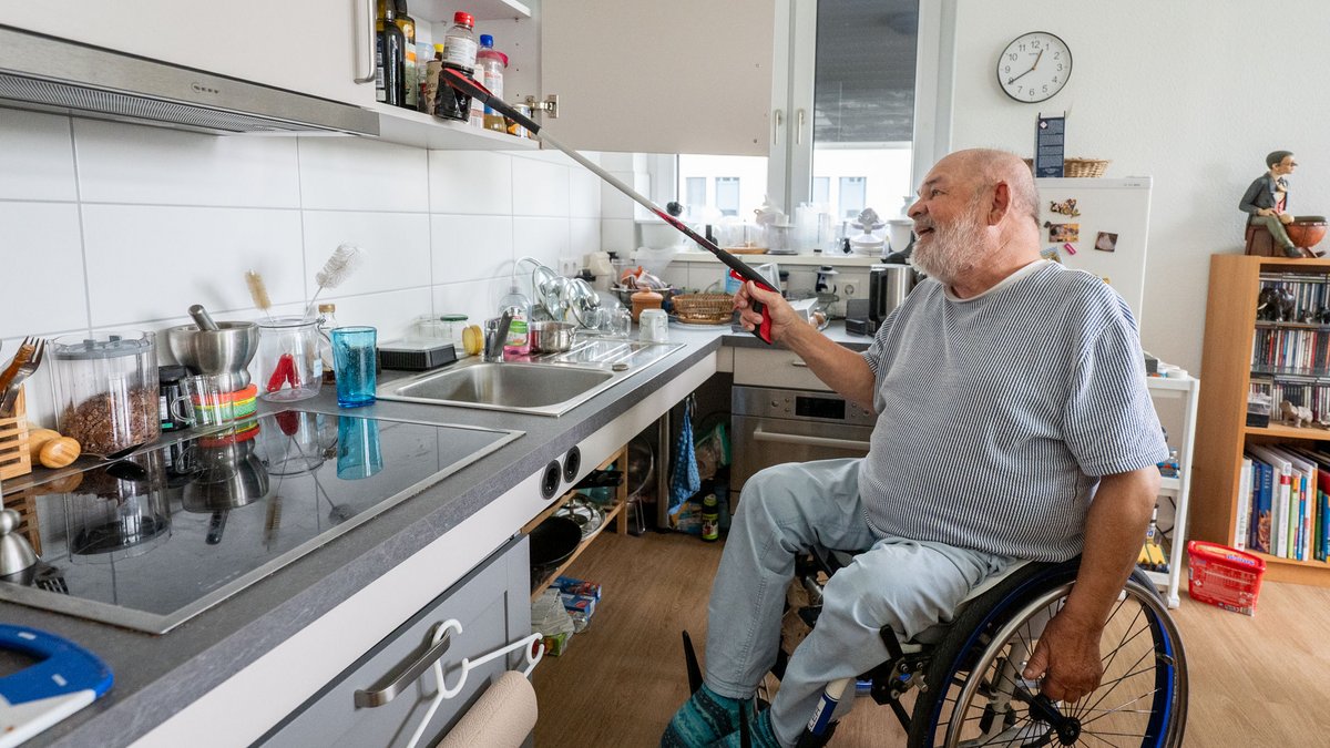 Johann Kreiter ist sauer: Nicht nur an den Essig kam er in seiner alten Wohnung leichter ran. Foto: Jens Volle