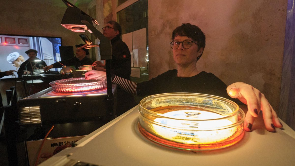 Dazu eine Lichtschau mit Overheadprojektoren.