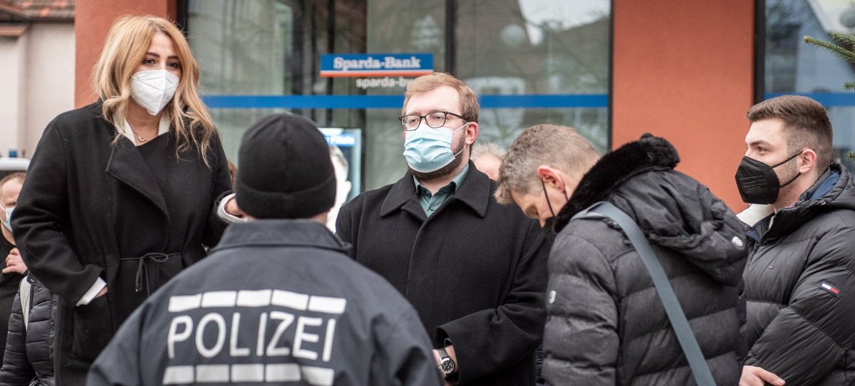 Göppingens OB Alex Maier (Mitte) beobachtet in engem Kontakt mit der Polizei von außerhalb die AfD-Kundgebung. Fotos: Jens Volle