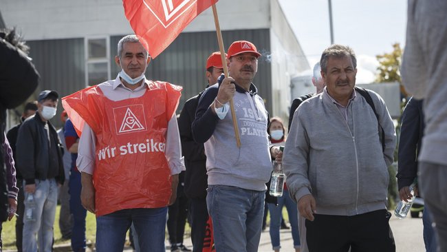 Yasar Tasdogan (links) und Akan Gencaga, mit Fahne, wehren sich. Yasar Tasdogan (links) und Akan Gencaga, mit Fahne, wehren sich.