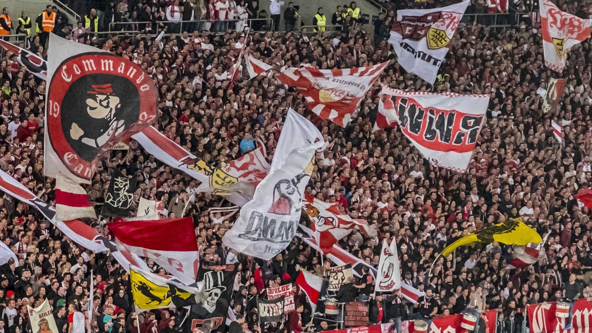 Fahnen schwenken beim Fußball-, keinesfalls beim Footballspiel. Foto: Joachim E. Röttgers