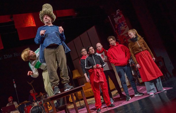 Was für einen Unterdrücker Martin Theuer hier spielt, verrät die Mütze: den Zaren.