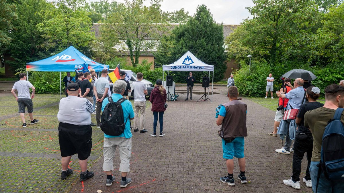 Laut Polizei beteiligten sich an die 40 Menschen an der rechten Kundgebung.
