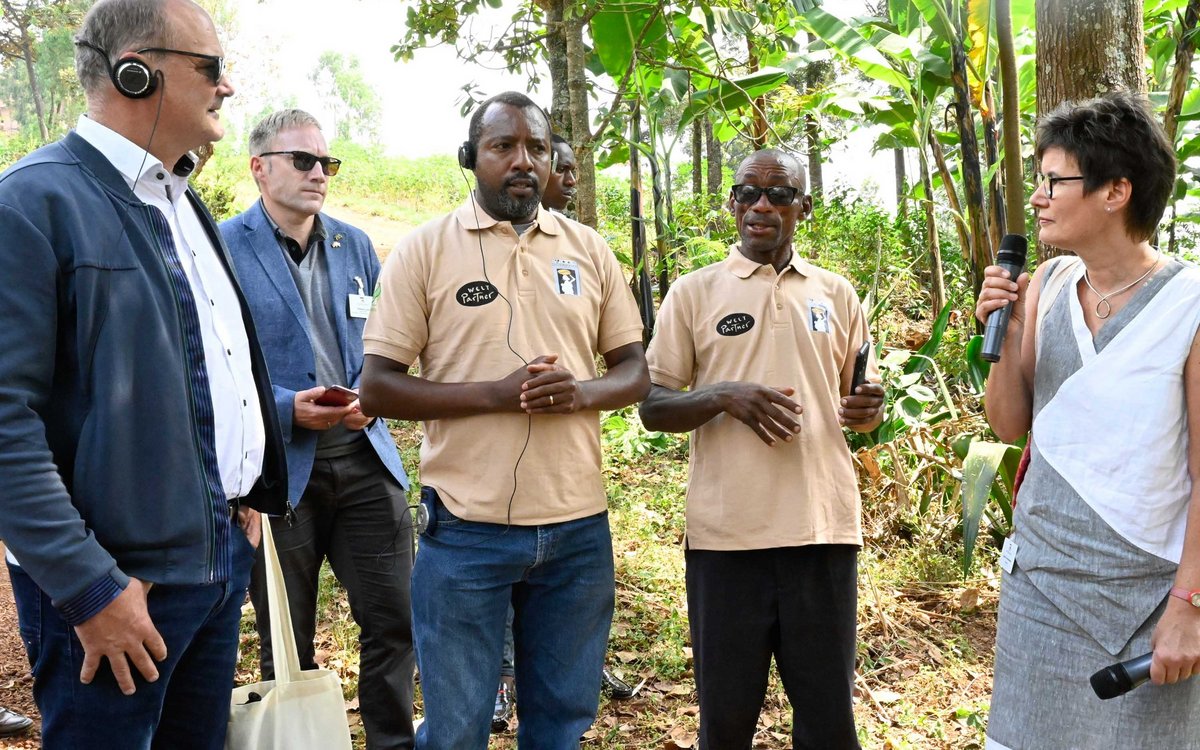 Bei der Kaffee-Kooperative im Gespräch: MdL Stefan Teufel, MdL Sebastian Cuny, ein Vertreter vom Kaffeegenossenschaftsverband Cococa, Kaffee-Bauer Melance Hakizimana, Übersetzerin Isabel Lienenkämper.