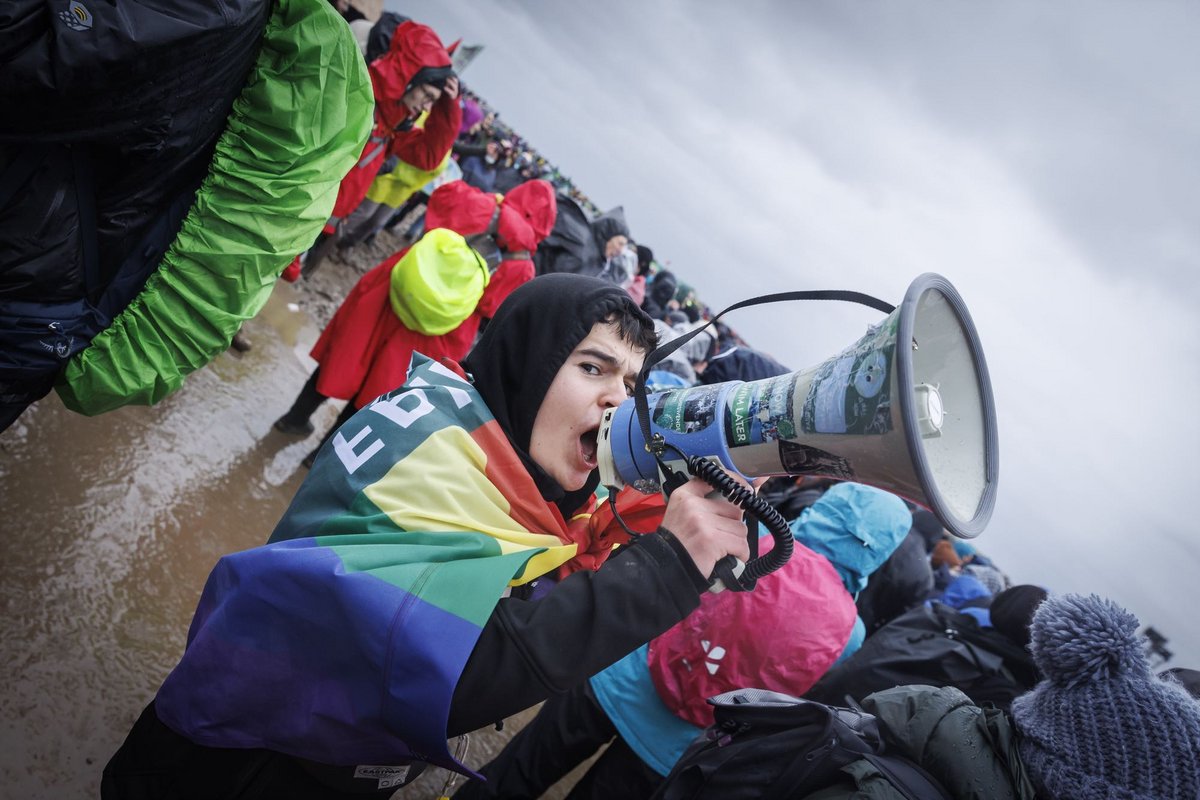 Ansage mit Megaphon.  Ansage mit Megaphon.