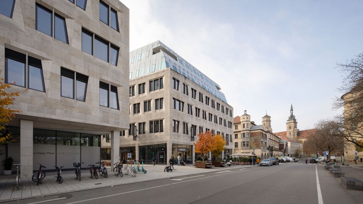 Das Dorotheenquartier, 2016 erbaut, neben der 1911 bis 1914 von Grund auf erneuerten Stuttgarter Markthalle. Fotos: Wilfried Dechau