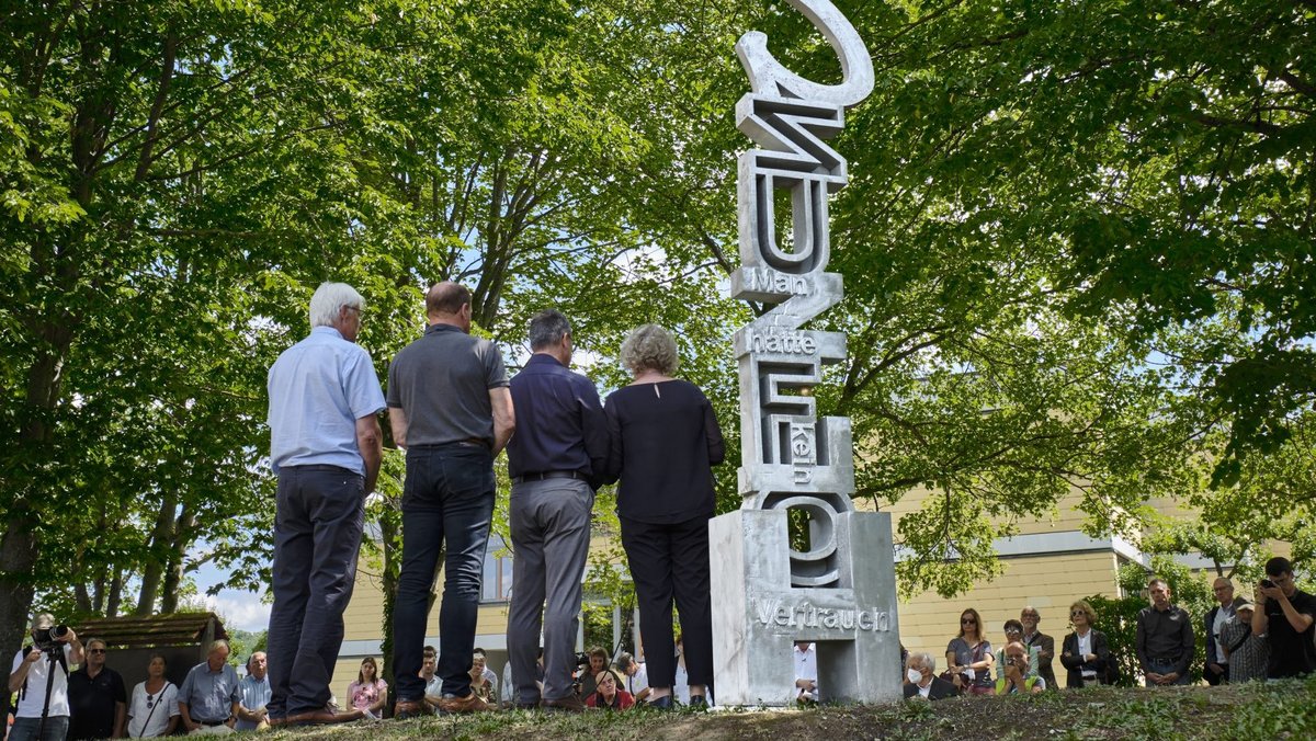 Das Mahnmal von Bildhauer Gerhard Roese: Mit Hoffnung geht es aufwärts, ohne Vertrauen abwärts. Fotos: Joachim E. Röttgers Das Mahnmal von Bildhauer Gerhard Roese: Mit Hoffnung geht es aufwärts, ohne Vertrauen abwärts. Fotos: Joachim E. Röttgers